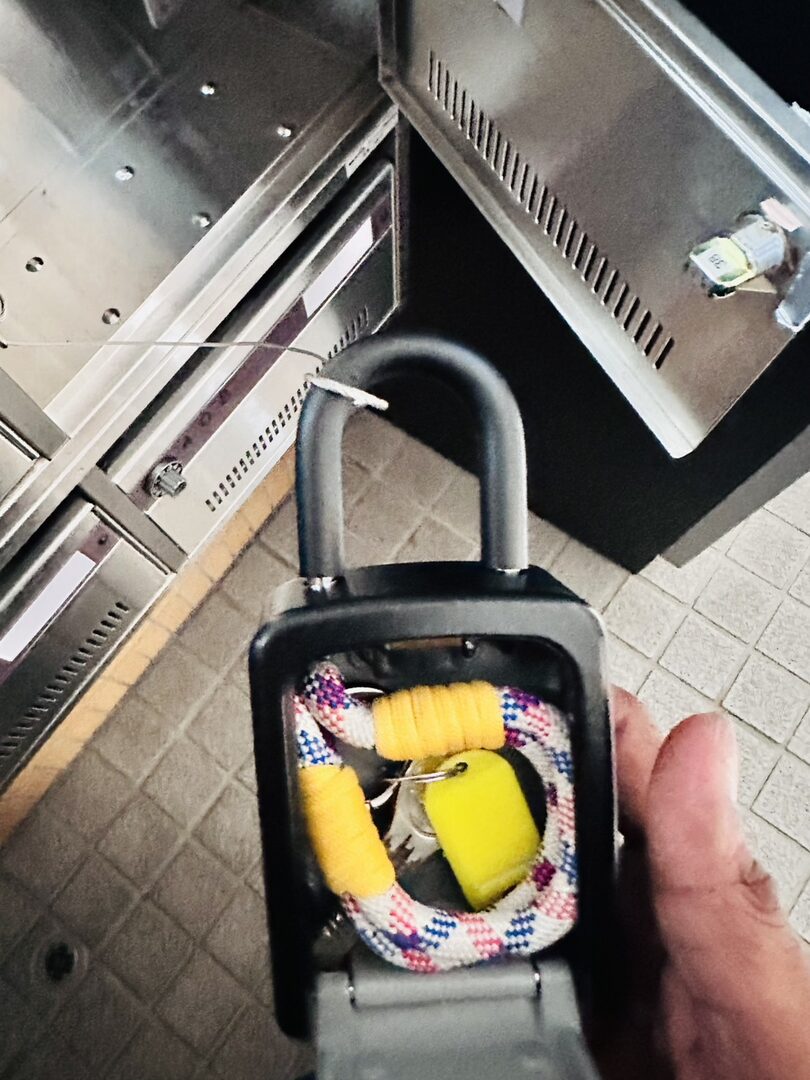 502の郵便受けのキーボックスと鍵 / Key box in mailbox 502